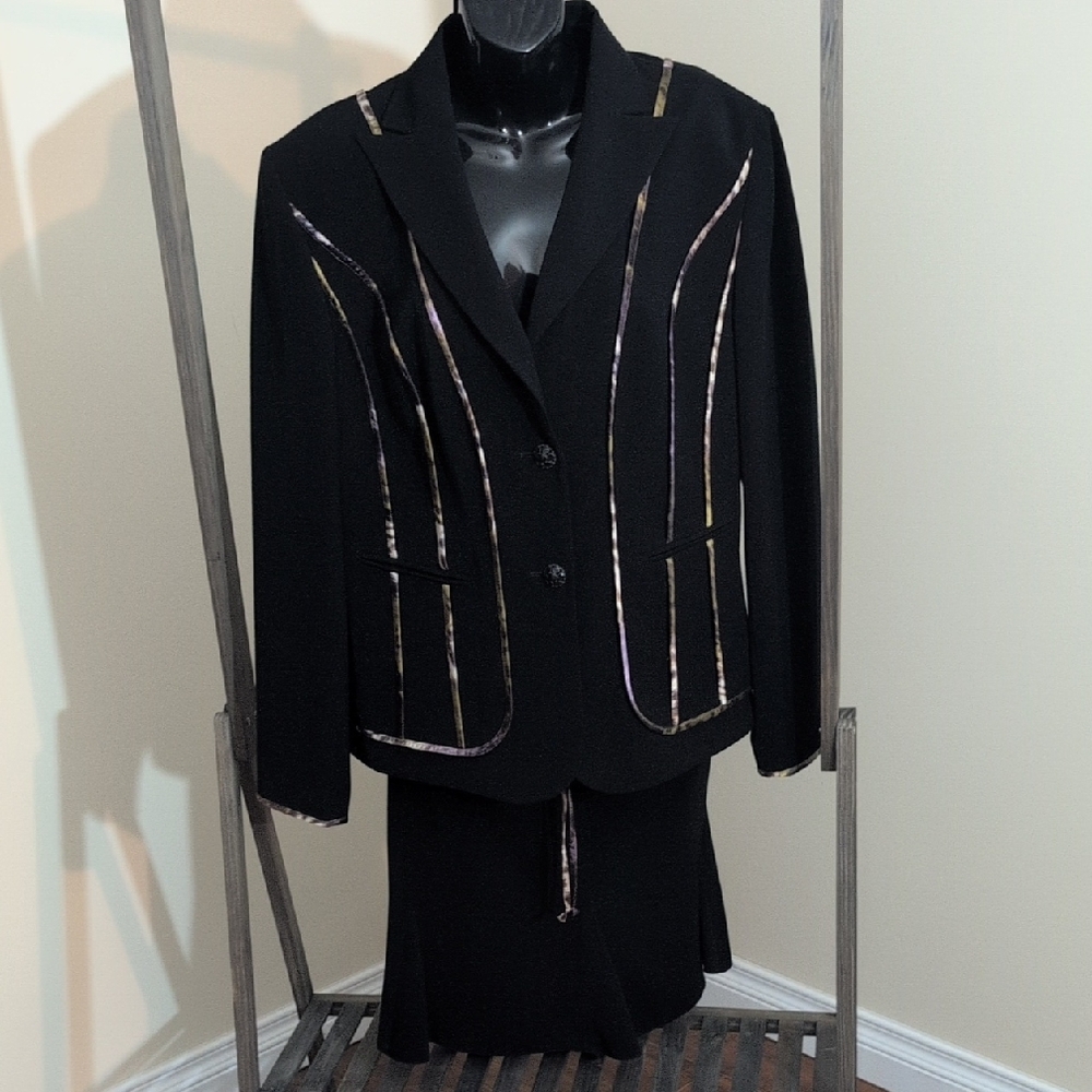 Tuzzi | Vintage Elegant Women's Black Jacket And Skirt Set with Subtle Accents